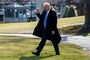Трамп распорядился полностью остановить военную помощь Украине – Bloomberg