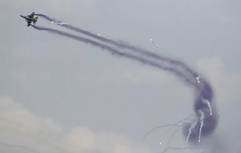 Истребитель KF-16 принимает участие в совместных учениях Южной Кореи и США против возможной атаки со стороны КНДР, 21 апреля 2017 года