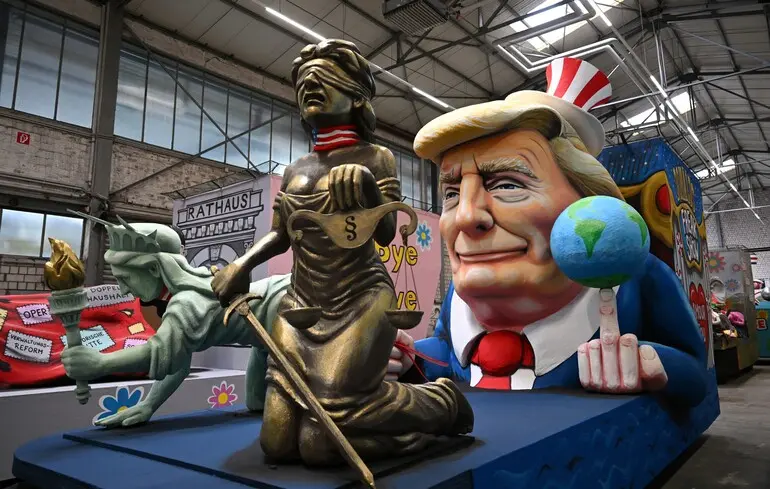 Платформа на карнавальном параде в Кельне, Германия. Февраль 2025 года