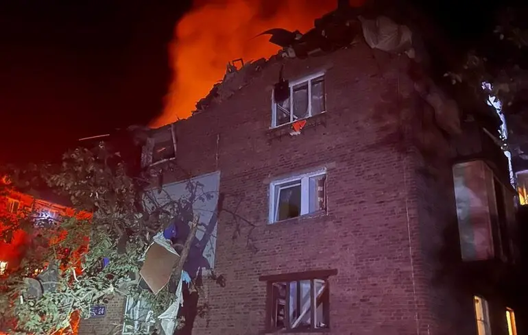 На тлі комбінованої повітряної атаки у Харкові зафіксоване влучання: у мерії розповіли про руйнування і постраждалих