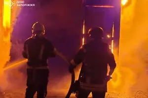Из-за атаки дронов в Запорожье вспыхнул масштабный пожар: есть кадры с места происшествия