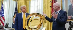 Президент ФИФА представил Трампу в Белом доме трофей Клубного чемпионата мира