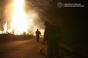 Россияне массированно атаковали газовую инфраструктуру Запорожья: вспыхнул масштабный пожар, 2000 абонентов остаются без газом