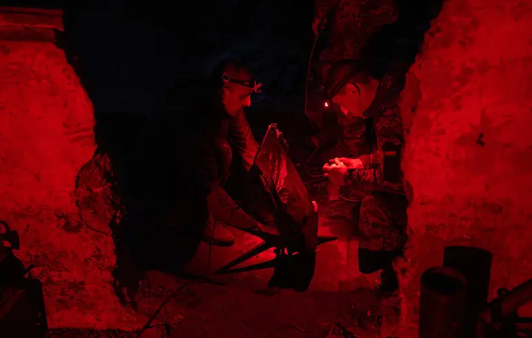 Українські мінометники 225-го батальйону встановлюють супутниковий модем Starlink