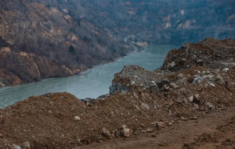 Раскопанный карьер на графитовой шахте «Завалловский графит» в Кировоградской области, Завалля