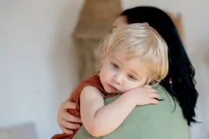 Можно ли взыскивать алименты, если человек находится за границей?