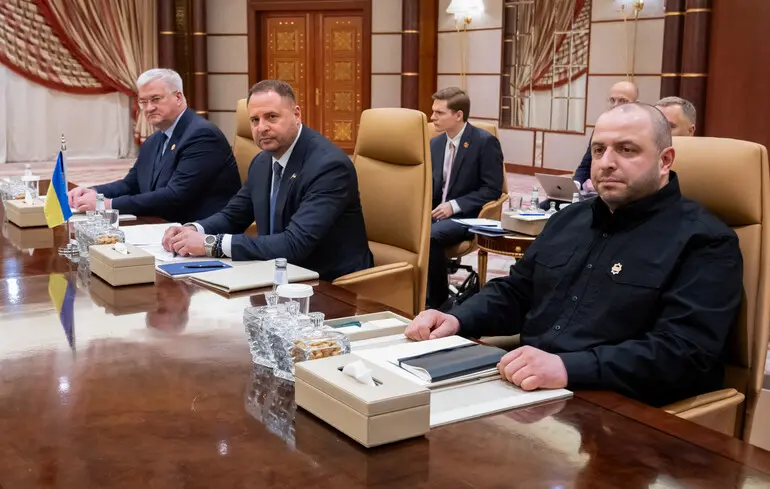 В Саудовской Аравии уже обсудили прекращение огня и соглашение о полезных ископаемых — СМИ