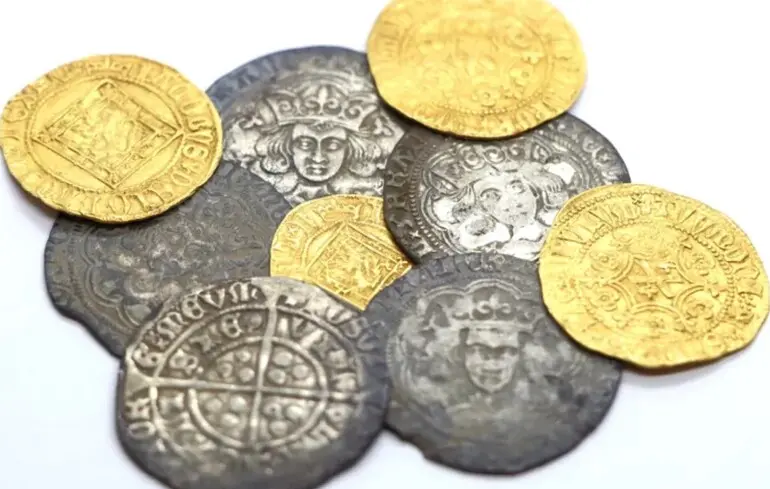 Археологи-аматори знайшли скарб стародавніх монет