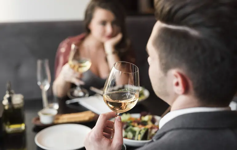 Уроки языка: как на украинском будет «ухаживать за девушкой»