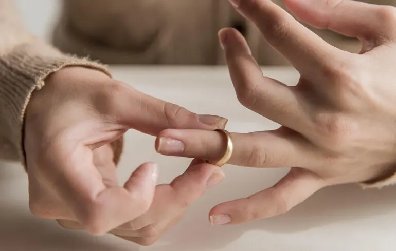 Спільне прізвище з чоловіком: чи треба змінювати жінці після розлучення