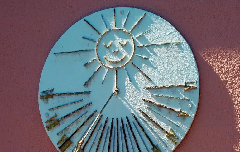 Літній час: чи треба переводити стрілки годинників у 2025 році