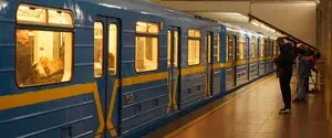 Шість станцій метро у Києві закривали через пошкодження колій: довелося запускати тимчасові автобуси