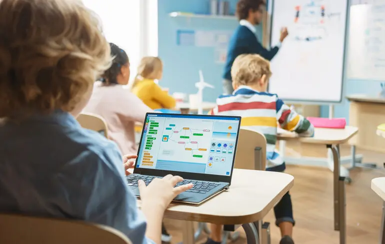 «Цифровізація освіти: інтерактивні підручники, захист НМТ, більше гаджетів і технологій у школах»