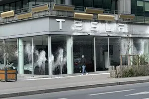 Вблизи Парижа облили белой краской штаб-квартиру Tesla