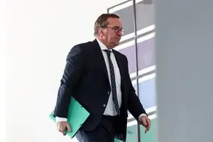 Глава Минобороны Германии обвинил Путина в 