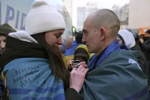 Психолог пояснив, як правильно спілкуватися з військовим після повернення з полону