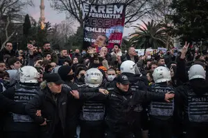 В Турции задержали 343 человека из-за протестов против ареста мэра Стамбула — CNN