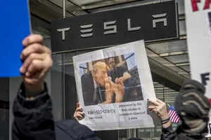 Продажі Tesla впали на 13%: аналітики назвали причини