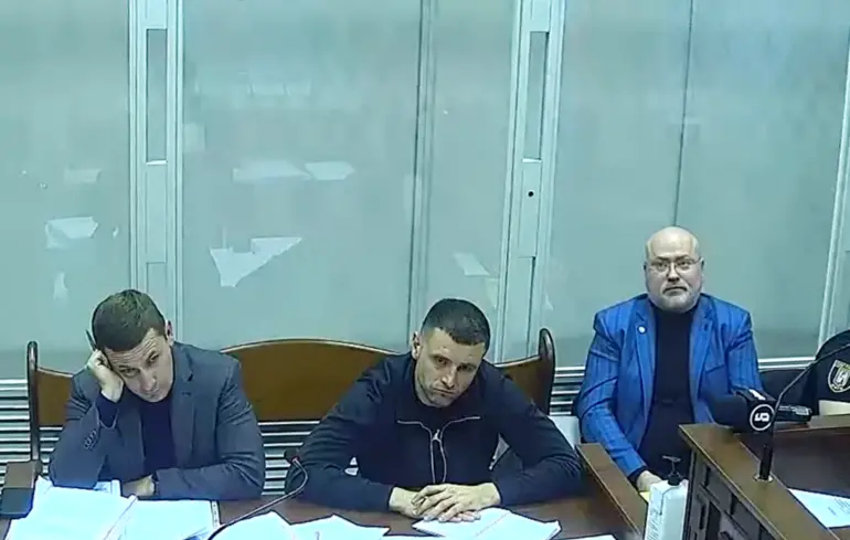 Артем Шыло в суде (посредине)