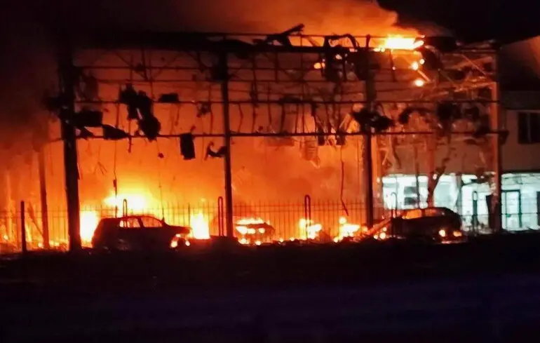 Из-за массированной ракетной атаки в Киеве вспыхнули пожары, есть первые сообщения о пострадавших