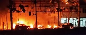 Из-за массированной ракетной атаки в Киеве вспыхнули пожары, есть первые сообщения о пострадавших
