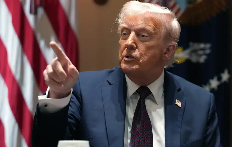 Трамп наказав провести розслідування проти двох експосадовців, які його критикували