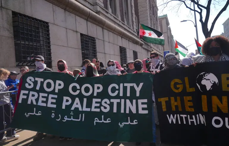 Демонстрація в Колумбійському університеті з вимогою звільнити Махмуда Халіла, який був заарештований і йому загрожує депортація за організацію пропалестинських протестів на кампусі / 14 березня 2025 року