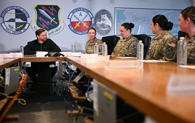 Вице-президент США Джей Ди Вэнс посещает военную базу Питуффик