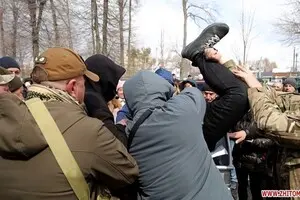 На Житомирщині під час мітингу проти закриття відділення лікарні гендиректора кинули у сміттєвий бак