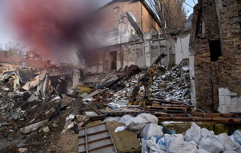 В Академії Бойчука, яку пошкодила російська ракета, відкрилася виставка сучасного мистецтва 