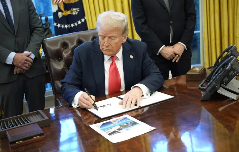 Трамп планує створити запаси критично важливих мінералів, щоб протистояти Китаю — FT