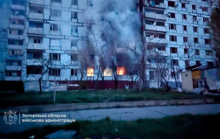 Через дроновий удар по Запоріжжю спалахнула АЗС, а в Степногірську росіяни пошкодили електромережу та підпалили багатоповерхівку - ОВА