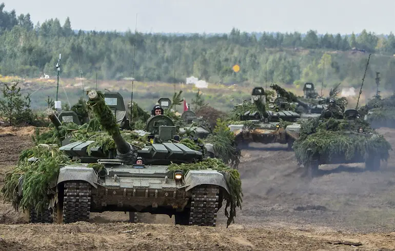 Россияне применяют новую тактику, чтобы во время механизированных атак обезопасить свои танки: кто прокладывает им дорогу