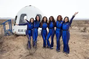 Кэти Перри показала видео с борта космического корабля во время полета миссии Blue Origin