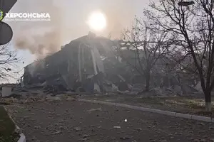 Росіяни весь ранок обстрілюють Херсон з авіації та артилерії