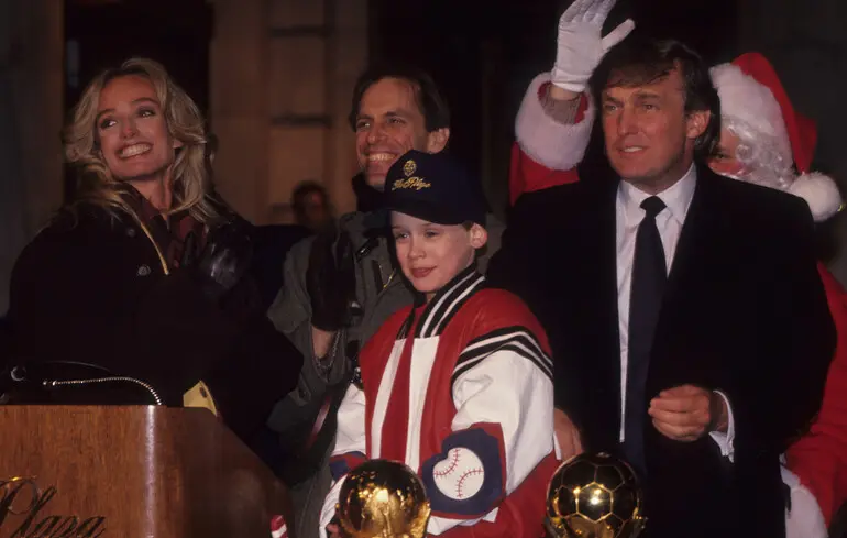 Маколей Калкин и Дональд Трамп на церемонии зажигания фонтана дерева мира 5 декабря 1991 года в отеле Plaza в Нью-Йорке.