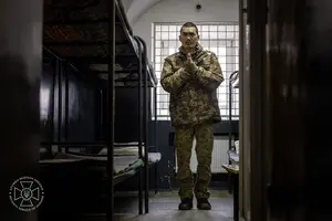 Трибуна для выступления VS защита от СМИ: почему Киев провел пресс-конференцию с пленными китайцами — CNN