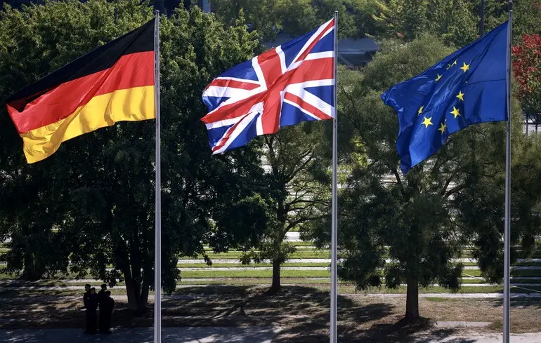 Українська делегація прилетіла у Париж для переговорів з 