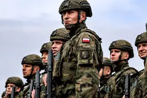 Польша направит больше войск в Латвию для усиления восточного фланга НАТО — Bloomberg