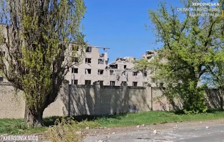 Россия нанесла авиационные и артиллерийские удары по Херсону: погиб мужчина, еще пять человек пострадали