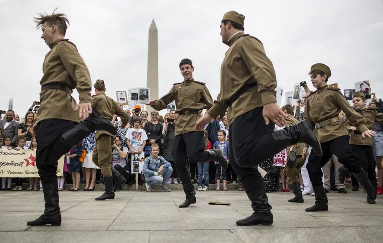 Демонстранты танцуют у Мемориала Второй мировой войны во время шествия «Бессмертного полка», 2018 год, Вашингтон