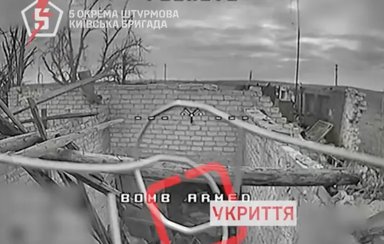 Український FPV маневрував лабіринтами будівлі, перш ніж атакувати "жирну" ціль: відео 5-ї ОШБр