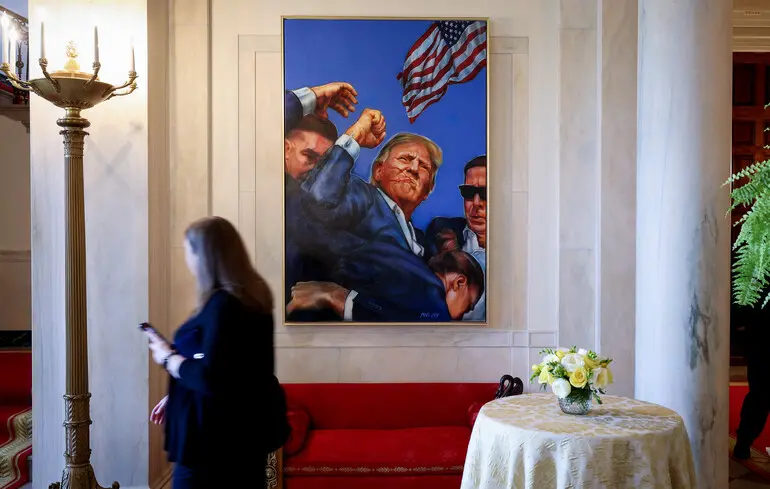 Картина с изображением покушения на Трампа в Пенсильвании. Она заменила в Белом доме портрет экс-президента США Барака Обамы.