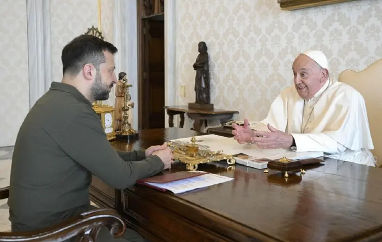 Володимир Зеленський під час зустрічі з Папою РИмським Францисокм