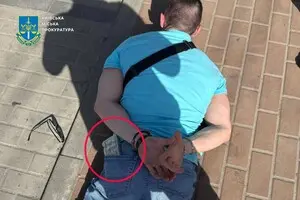 В Киеве задержали чиновника при получении 15 тысяч долларов взятки