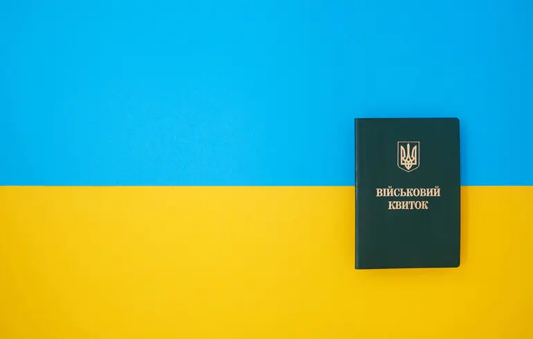 Виключений з обліку: чи може виїхати за кордон