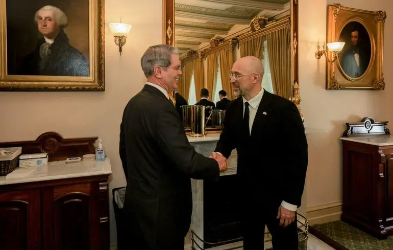 Скотт Бессент (слева) и Денис Шмигаль (справа)