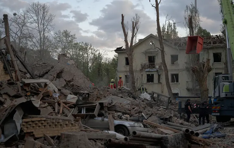 Українських фотографів-документалістів розкритикували за фото з постраждалими від російського удару по Києву