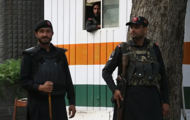 Индия и Пакистан обменялись выстрелами на пограничной линии контроля: что происходит между двумя странами