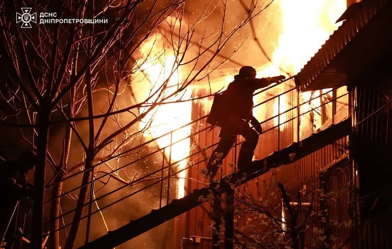 Россияне ударили дроном по многоэтажке в Днепропетровской области, огонь охватил квартиры - ОВА